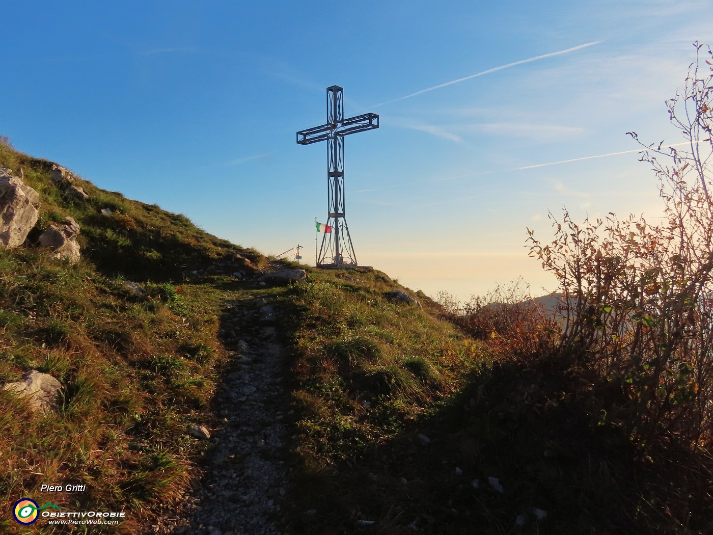 64 Alla bella croce di vetta della Cornagera (1311 m).JPG